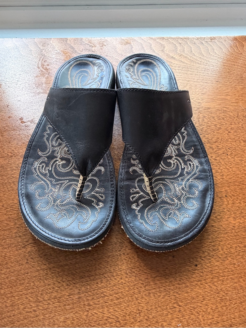 Olukai Paniolo Lipi women’s black leather sandals. 8
